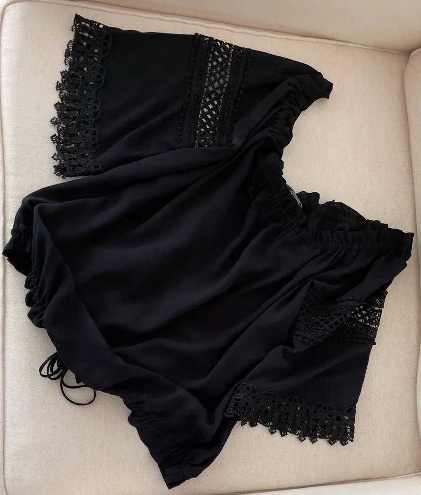 Linda blusa preta Shoulder, mangas 3/4 com renda preta