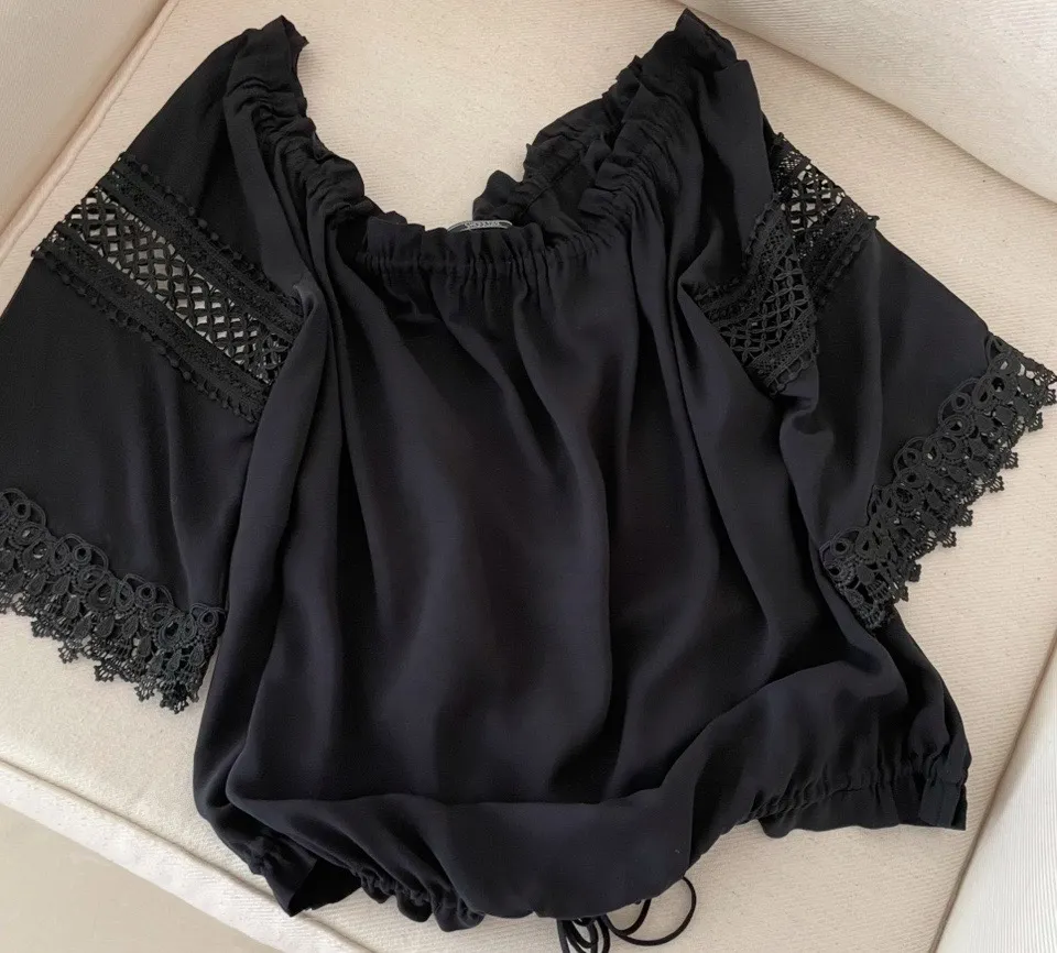 Linda blusa preta Shoulder, mangas 3/4 com renda preta