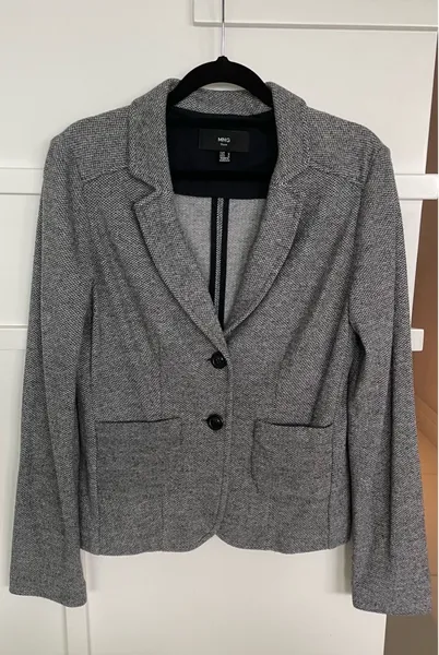 Lindo blazer Mango estampa zig zag cinza, mangas longas