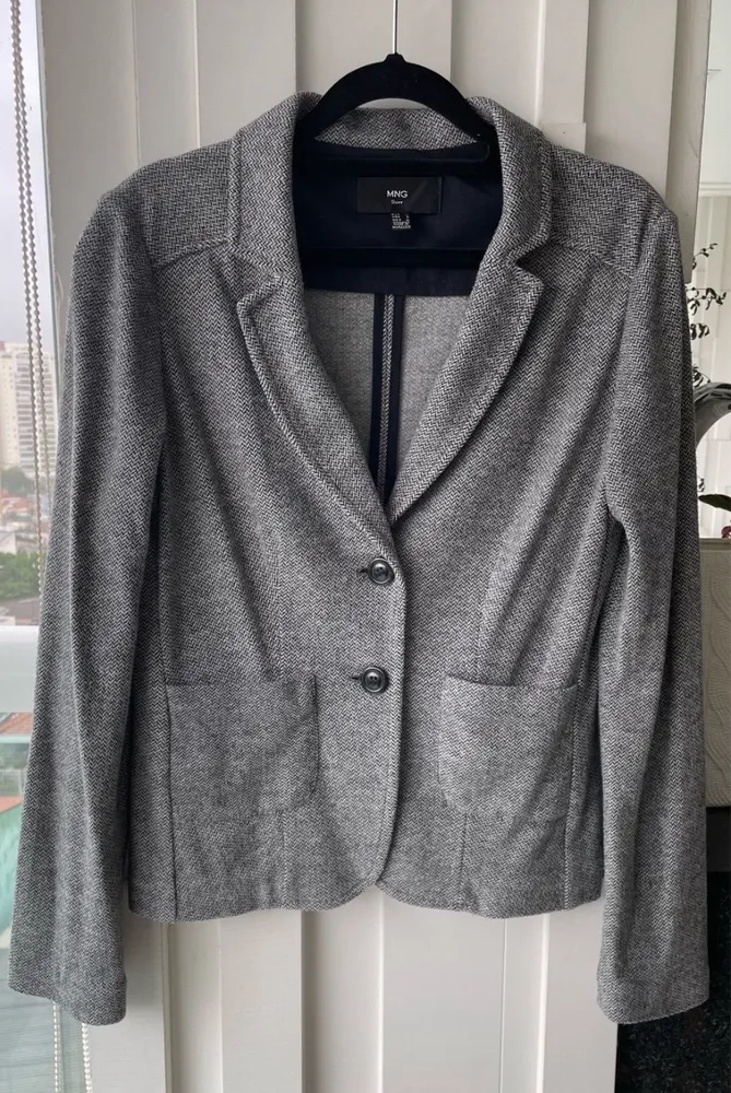 Lindo blazer Mango estampa zig zag cinza, mangas longas