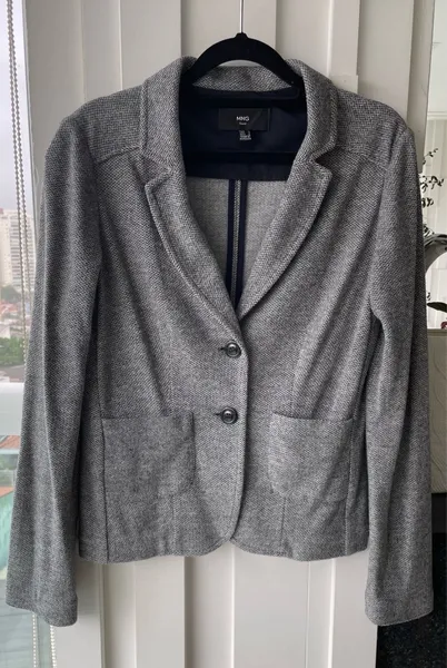 Lindo blazer Mango estampa zig zag cinza, mangas longas