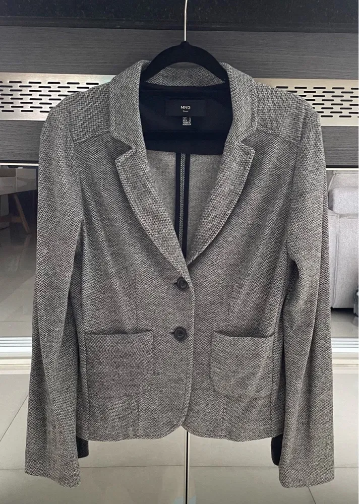 Lindo blazer Mango estampa zig zag cinza, mangas longas