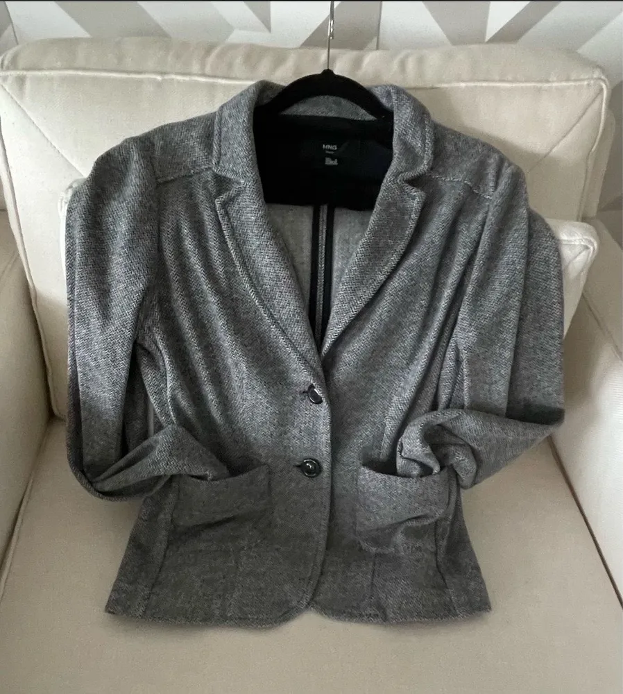 Lindo blazer Mango estampa zig zag cinza, mangas longas