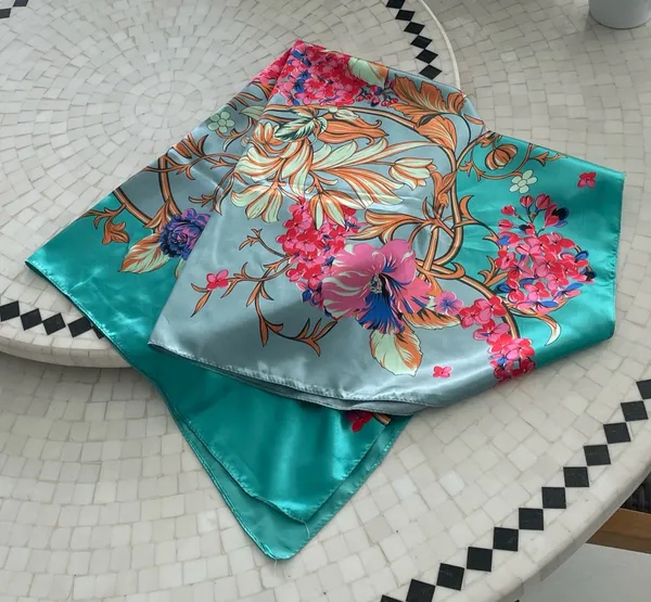 Lenço echarpe estampado Balonê em seda novo