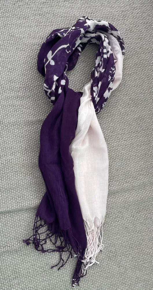 Lenço echarpe retangular unissex, roxa e off white, estilosa