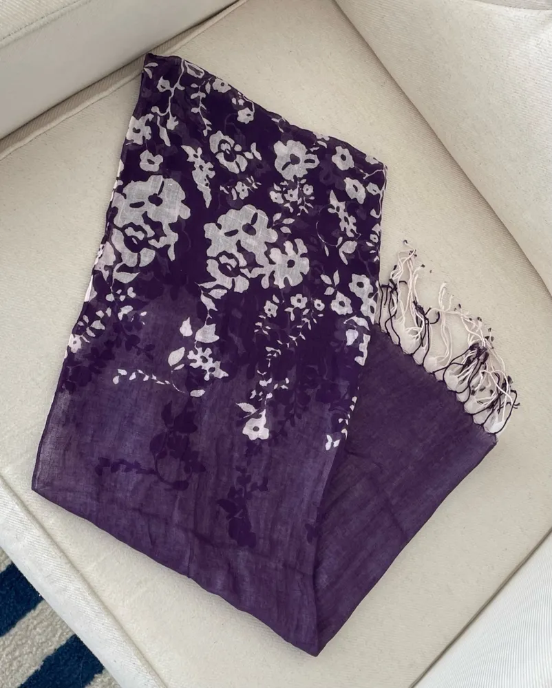 Lenço echarpe retangular unissex, roxa e off white, estilosa