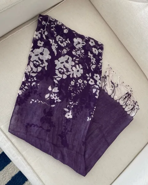 Lenço echarpe retangular unissex, roxa e off white, estilosa