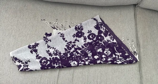 Lenço echarpe retangular unissex, roxa e off white, estilosa