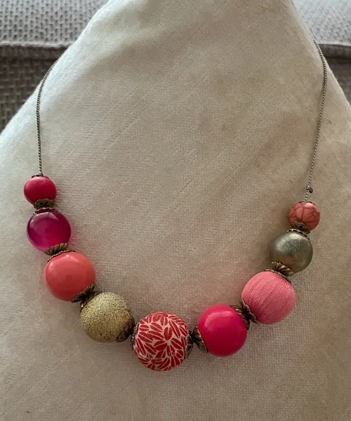 Colar choker em fio prata com bolas rosa