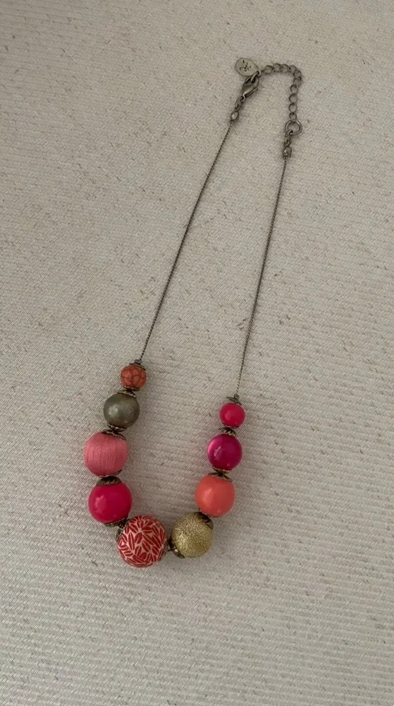 Colar choker em fio prata com bolas rosa