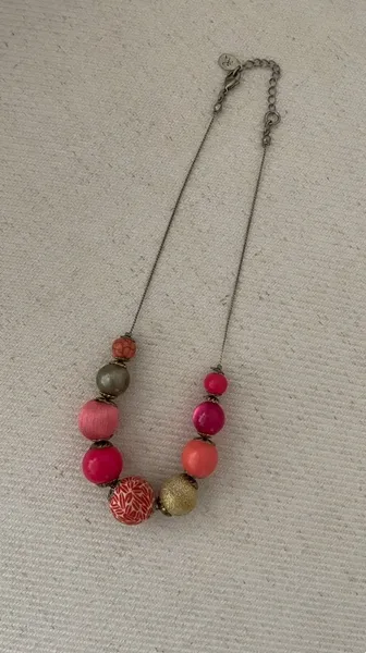 Colar choker em fio prata com bolas rosa