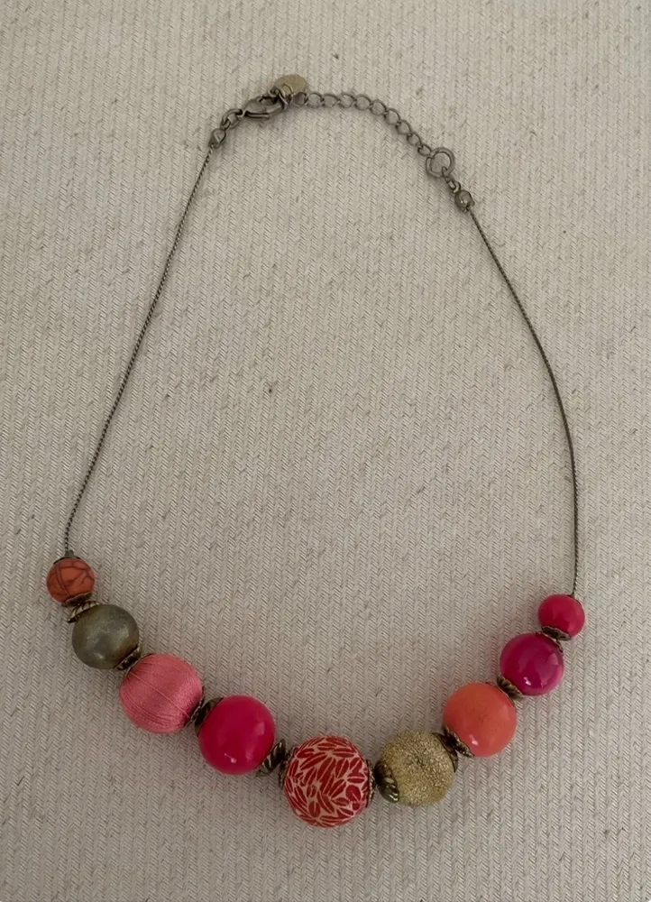 Colar choker em fio prata com bolas rosa