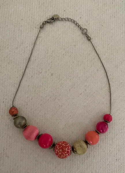 Colar choker em fio prata com bolas rosa