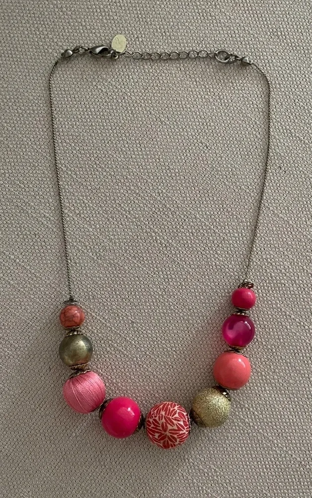 Colar choker em fio prata com bolas rosa