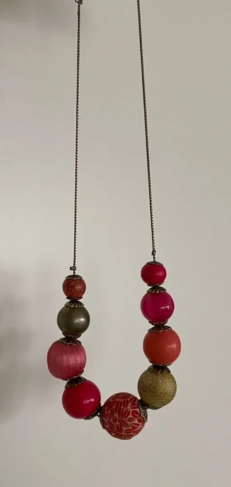 Colar choker em fio prata com bolas rosa