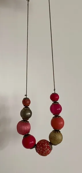 Colar choker em fio prata com bolas rosa