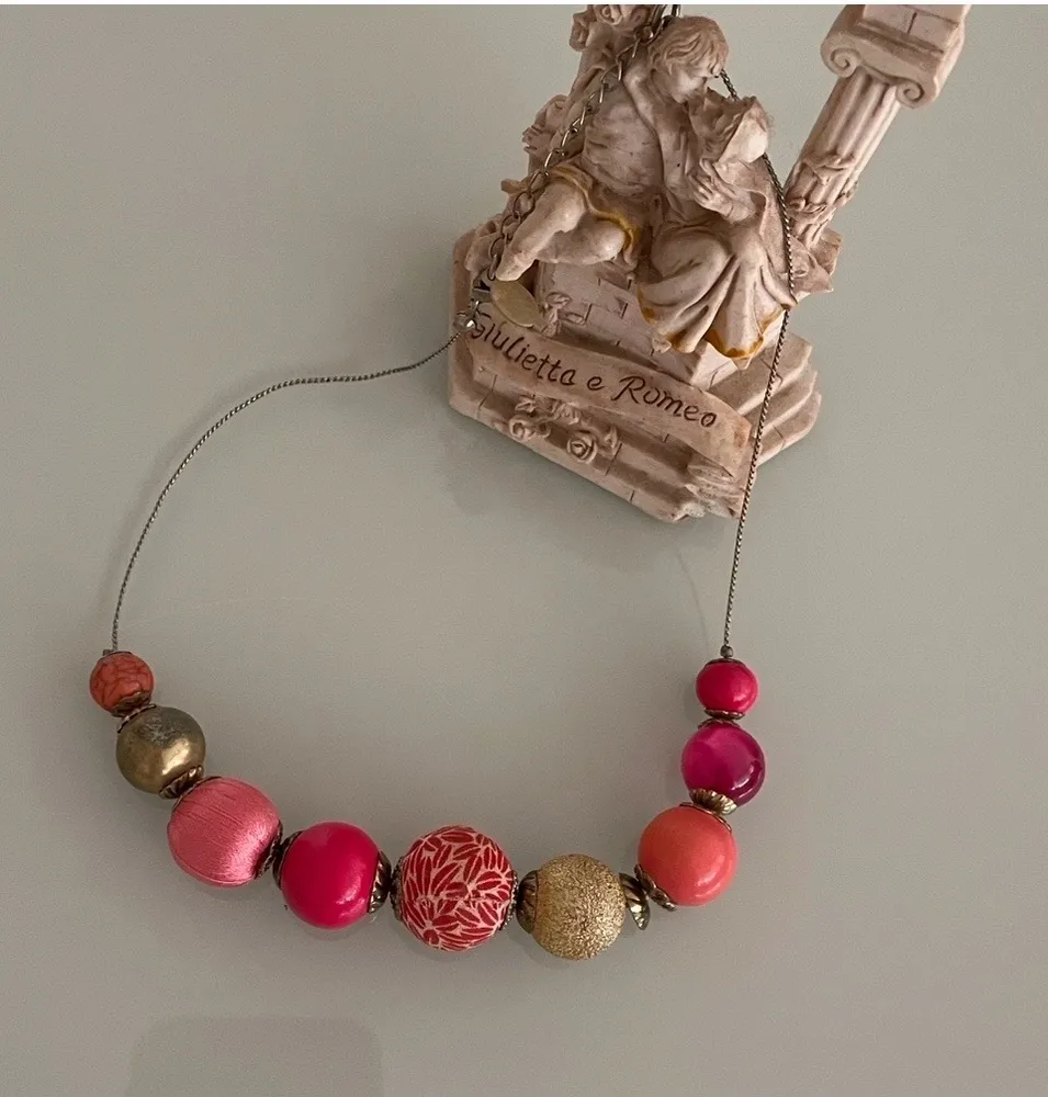 Colar choker em fio prata com bolas rosa