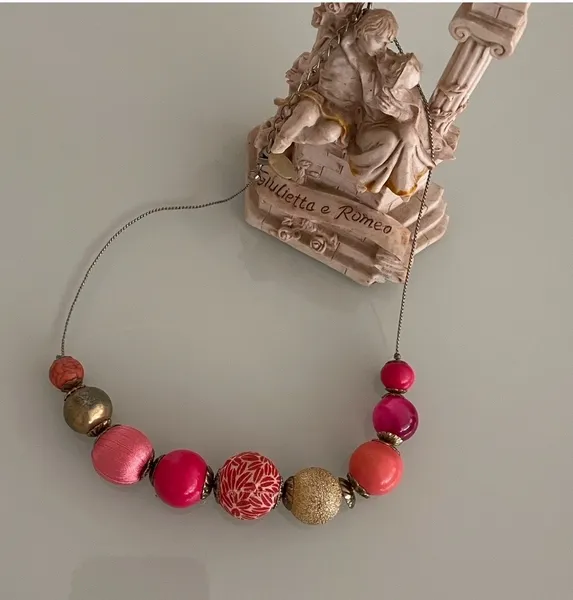 Colar choker em fio prata com bolas rosa
