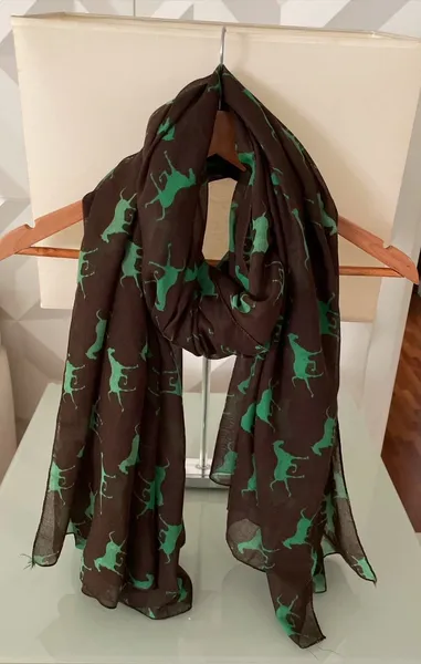Lenço echarpe unissex preto valoriza o look