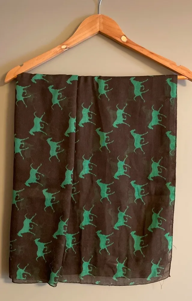 Lenço echarpe unissex preto valoriza o look