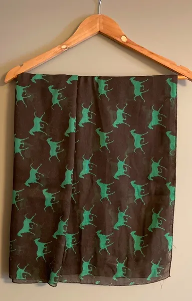 Lenço echarpe unissex preto valoriza o look