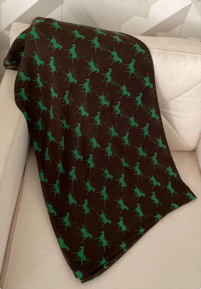 Lenço echarpe unissex preto valoriza o look