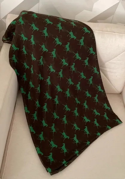 Lenço echarpe unissex preto valoriza o look
