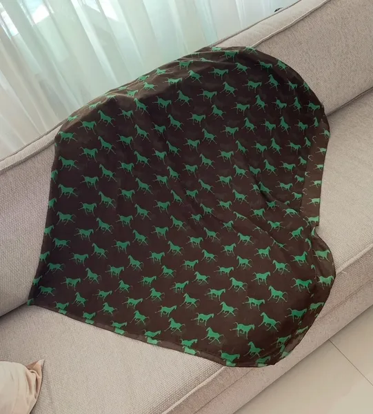 Lenço echarpe unissex preto valoriza o look