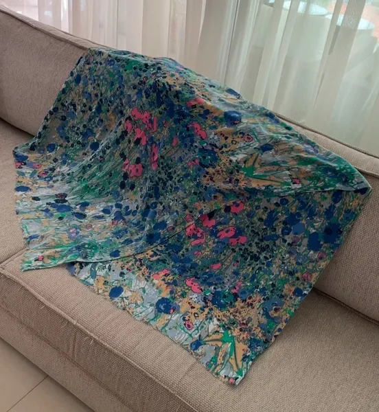 Lenço echarpe multicolorido moderno e sofisticado