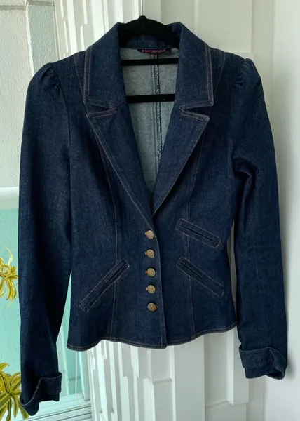 Linda jaqueta jeans blue Betsey Johnson  super versátil