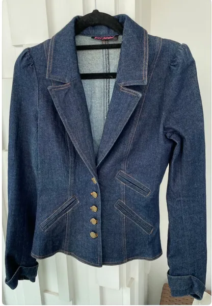 Linda jaqueta jeans blue Betsey Johnson  super versátil