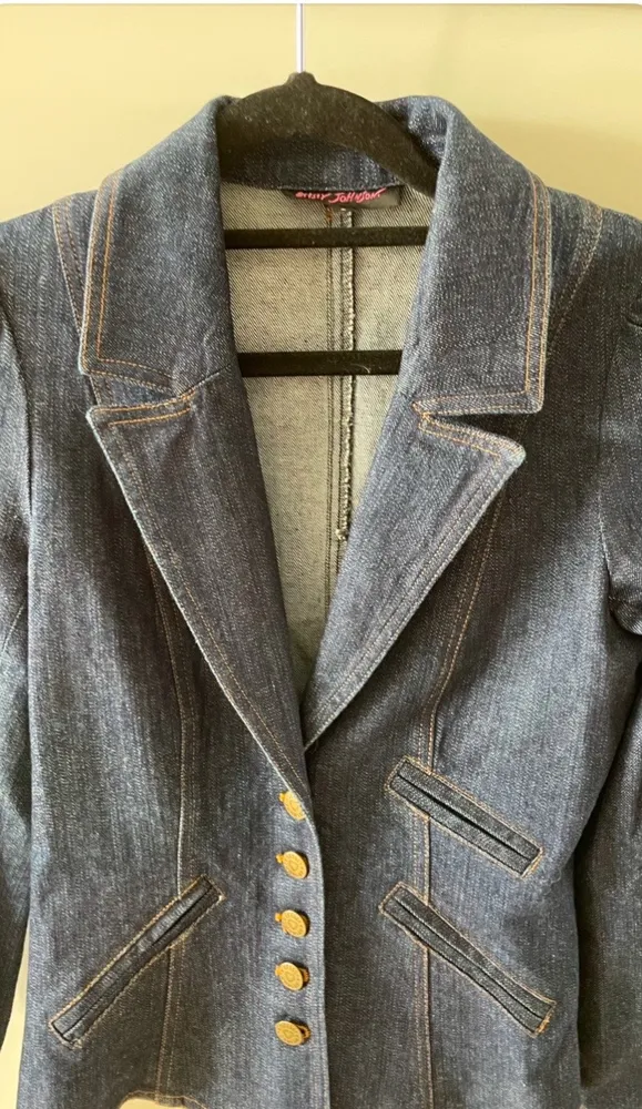 Linda jaqueta jeans blue Betsey Johnson  super versátil