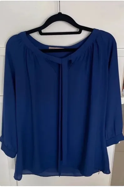 Linda blusa azul-marinho manga 7/8 imperdível