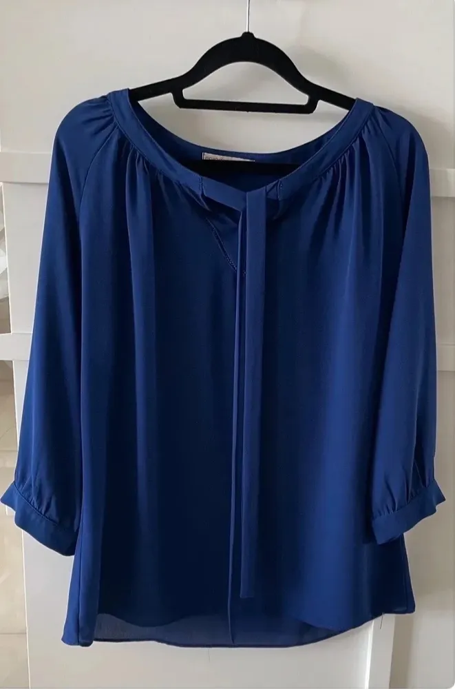 Linda blusa azul-marinho manga 7/8 imperdível