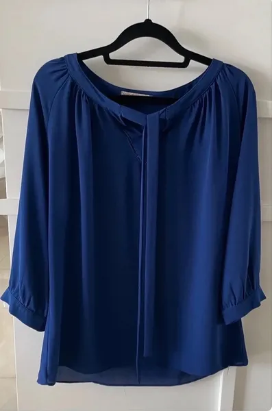 Linda blusa azul-marinho manga 7/8 imperdível
