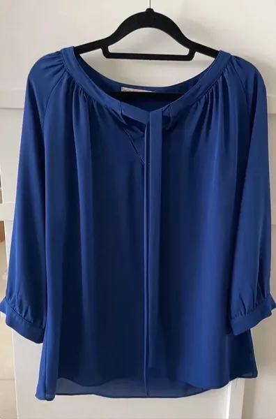 Linda blusa azul-marinho manga 7/8 imperdível