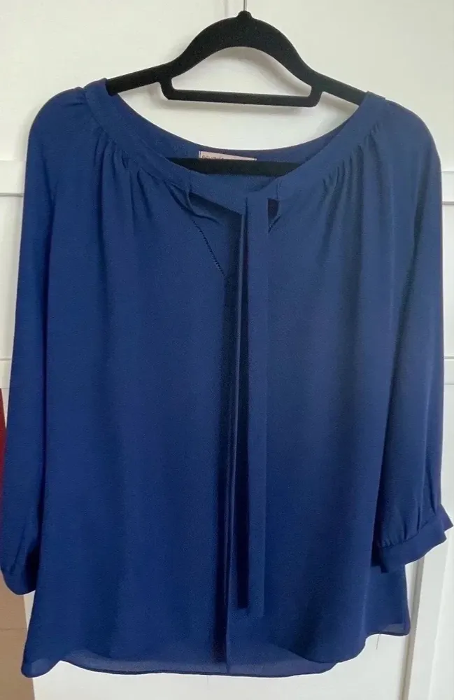 Linda blusa azul-marinho manga 7/8 imperdível