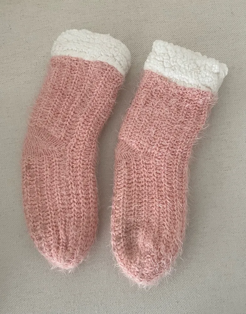 Par de pantufas tricotado em lã rosa, forrada e quentinha