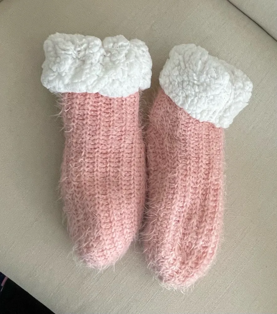 Par de pantufas tricotado em lã rosa, forrada e quentinha