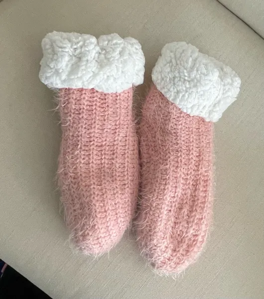 Par de pantufas tricotado em lã rosa, forrada e quentinha