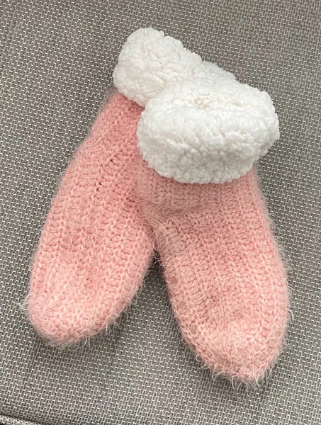 Par de pantufas tricotado em lã rosa, forrada e quentinha