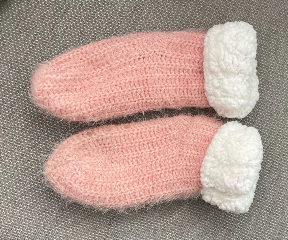Par de pantufas tricotado em lã rosa, forrada e quentinha