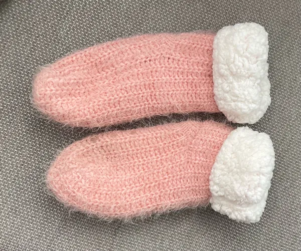 Par de pantufas tricotado em lã rosa, forrada e quentinha