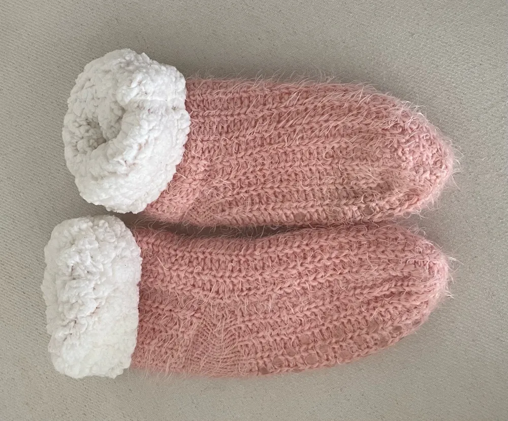 Par de pantufas tricotado em lã rosa, forrada e quentinha