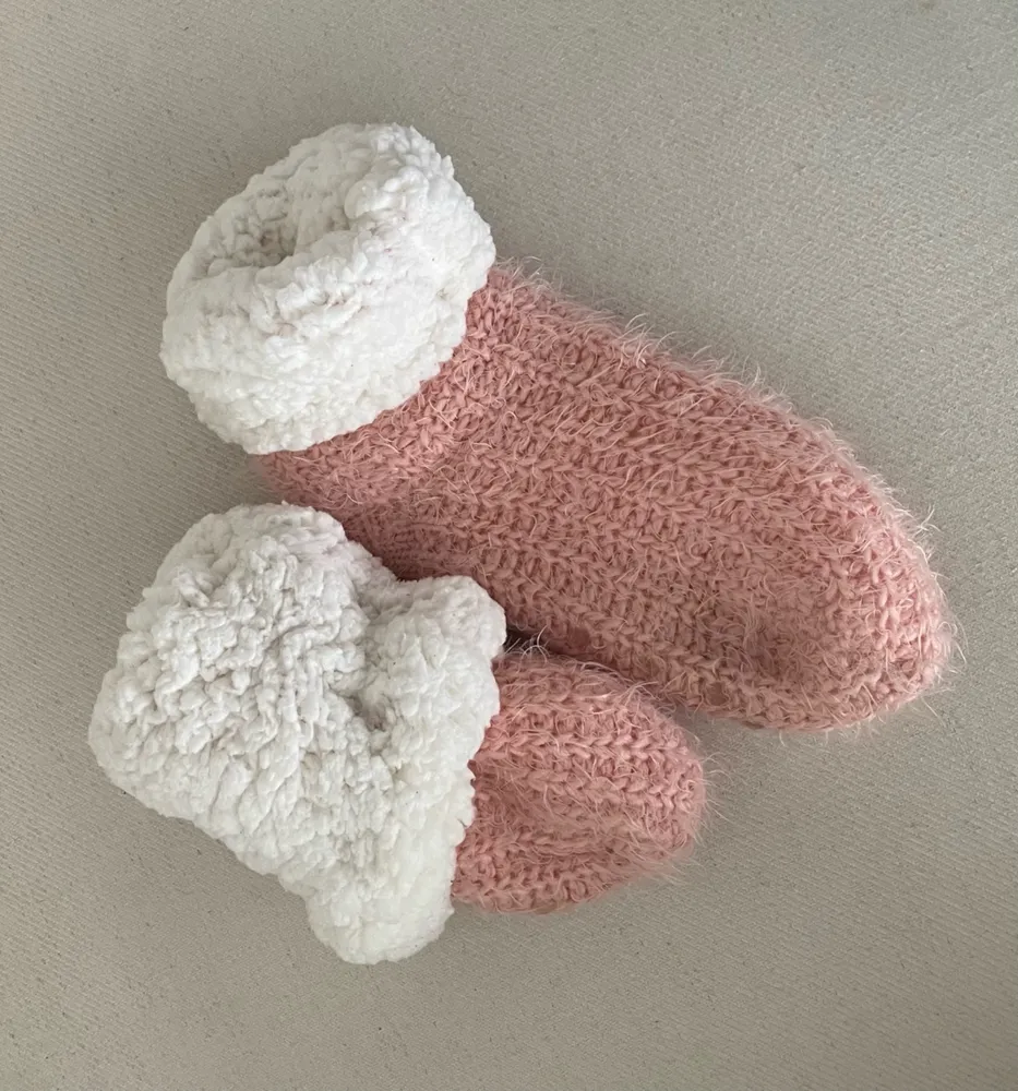 Par de pantufas tricotado em lã rosa, forrada e quentinha