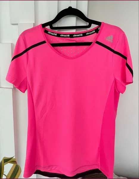 Camiseta esportiva com tecnologia de controle de calor
