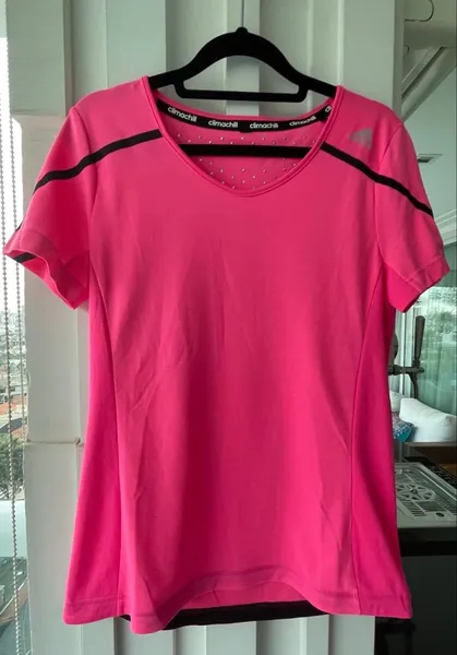 Camiseta esportiva com tecnologia de controle de calor