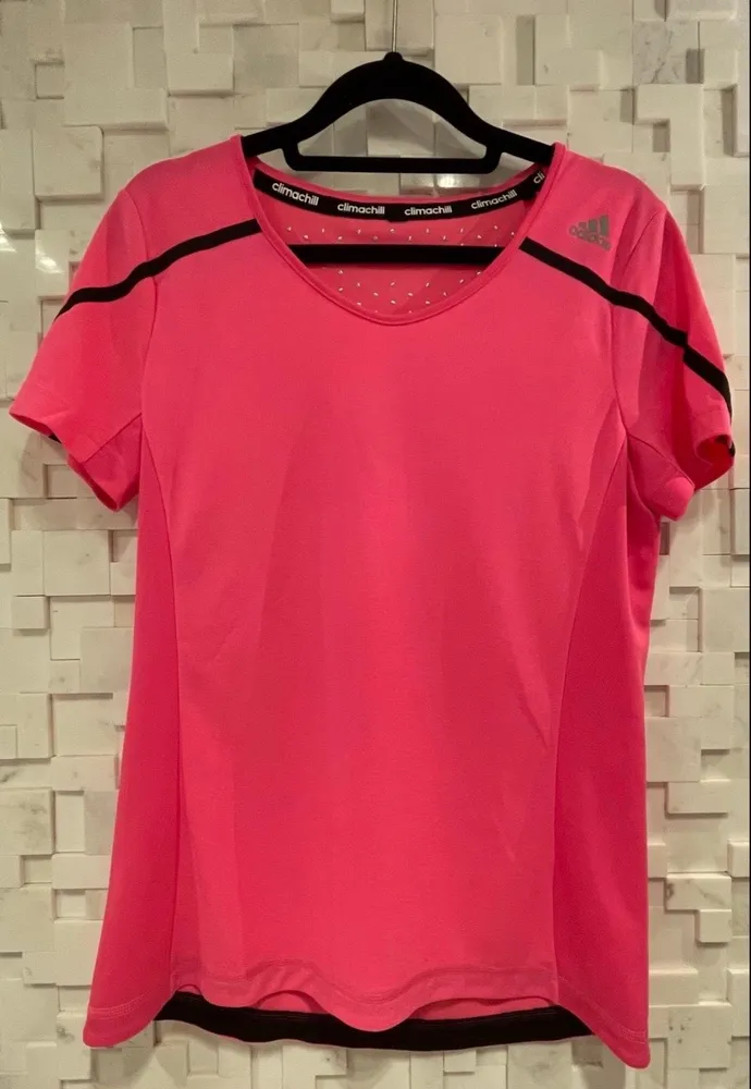 Camiseta esportiva com tecnologia de controle de calor
