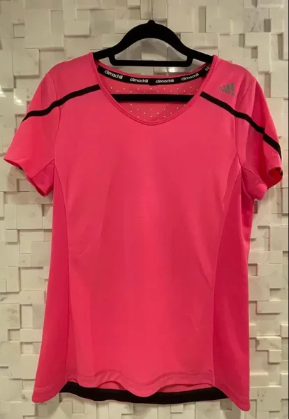 Camiseta esportiva com tecnologia de controle de calor
