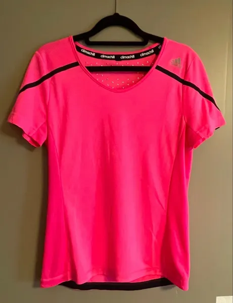 Camiseta esportiva com tecnologia de controle de calor